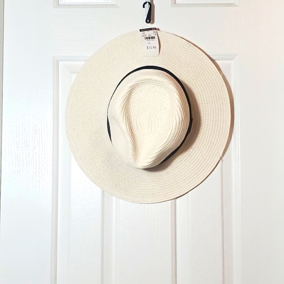 Body Central Other - Brand new!! Beach ⛱ Hat 👒